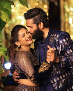 Nakshathra Nagesh Instagram - WE DID IT! 🥳 Raghav and I couldn’t have our Sangeeth the way we wanted to before our wedding, but I am so glad we didn’t give up and hosted another amazing night 4 months later with the closest of our friends and family. ❤️ #lifetimeofcelebration #postweddingparty Unfiltered and unedited gold 📸 @haran_official_ My outfit @studio149 HMU @mani_stylist_ @chella_hair_makeup @profile_makeover Decor @eventjunctionofficialpage2.0 Biryani @nishamcaterers #morepicturescomingsoon