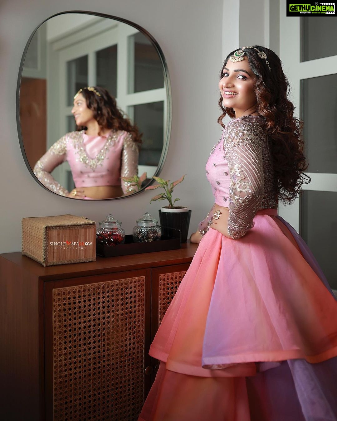 Nakshathra Nagesh Instagram - Being a part of 7th annual Vijay Television awards was extremely special and so was this look 🌸 Outfit @studio149 Make up @makeup_by_kez Hair @durga_hair_stylist Jewellery @new_ideas_fashions Photography @single_sparrow_photography We put this together on such short notice, but it all worked out so well 🥳 thank you team for making me look and feel like a princess! #vijaytelevisionawards #tamizhumsaraswathiyum