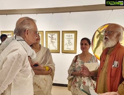 Nandita Das Instagram - Sharing the update I got from the last day at the gallery- #gulzar Sahab came with a Tiffin and shared lunch with Baba! #Shyambenegal with daughter Piya, artist @arzankhambatta with @tpk08 also came. And then Baba did portraits of the workers at @jehangir_art_gallery who he has known for decades - More and Karim. Last emotional day before the show moves to @galleryartandsoul #jatindas
