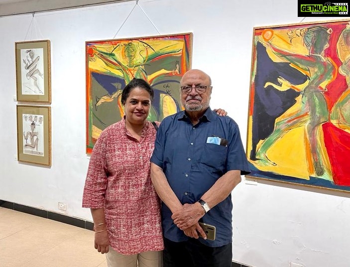 Nandita Das Instagram - Sharing the update I got from the last day at the gallery- #gulzar Sahab came with a Tiffin and shared lunch with Baba! #Shyambenegal with daughter Piya, artist @arzankhambatta with @tpk08 also came. And then Baba did portraits of the workers at @jehangir_art_gallery who he has known for decades - More and Karim. Last emotional day before the show moves to @galleryartandsoul #jatindas