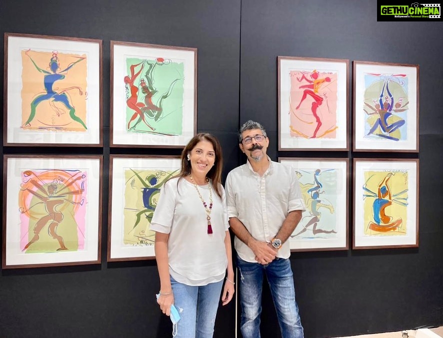 Nandita Das Instagram - Sharing the update I got from the last day at the gallery- #gulzar Sahab came with a Tiffin and shared lunch with Baba! #Shyambenegal with daughter Piya, artist @arzankhambatta with @tpk08 also came. And then Baba did portraits of the workers at @jehangir_art_gallery who he has known for decades - More and Karim. Last emotional day before the show moves to @galleryartandsoul #jatindas
