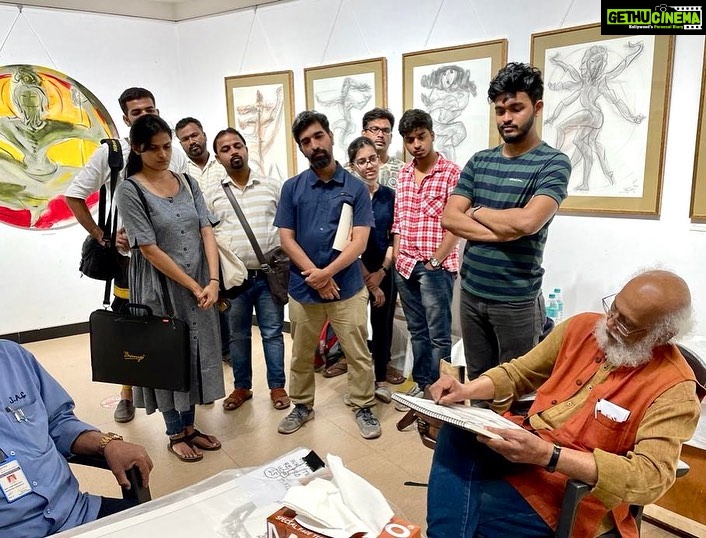 Nandita Das Instagram - Sharing the update I got from the last day at the gallery- #gulzar Sahab came with a Tiffin and shared lunch with Baba! #Shyambenegal with daughter Piya, artist @arzankhambatta with @tpk08 also came. And then Baba did portraits of the workers at @jehangir_art_gallery who he has known for decades - More and Karim. Last emotional day before the show moves to @galleryartandsoul #jatindas