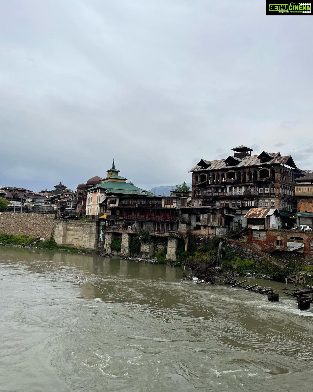 Nandita Das Instagram - The beauty in the architecture… #kashmir #srinagar But beneath all that there is also pain and many stories.