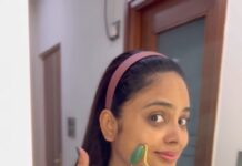Nandita Swetha Instagram - @magical_jar Jade roller and Kumkumadi serum is the perfect combo for a flawless skin to look young and wrinkle free. Every night routine of applying Kumkumadi serum to clean face followed by massaging your skin using Jade roller will reduce saging of skin and double chin. This is my daily night care routine without fail which keeps my skin nourished and youth. Try this routine and thank me and @magical_jar later. PR @shoutout_campus #magicaljar #skincareroutine #massagetools #jaderoller #lookyoung #reelitfeelit #collaboration