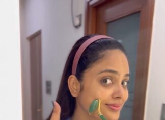 Nandita Swetha Instagram - @magical_jar Jade roller and Kumkumadi serum is the perfect combo for a flawless skin to look young and wrinkle free. Every night routine of applying Kumkumadi serum to clean face followed by massaging your skin using Jade roller will reduce saging of skin and double chin. This is my daily night care routine without fail which keeps my skin nourished and youth. Try this routine and thank me and @magical_jar later. PR @shoutout_campus #magicaljar #skincareroutine #massagetools #jaderoller #lookyoung #reelitfeelit #collaboration