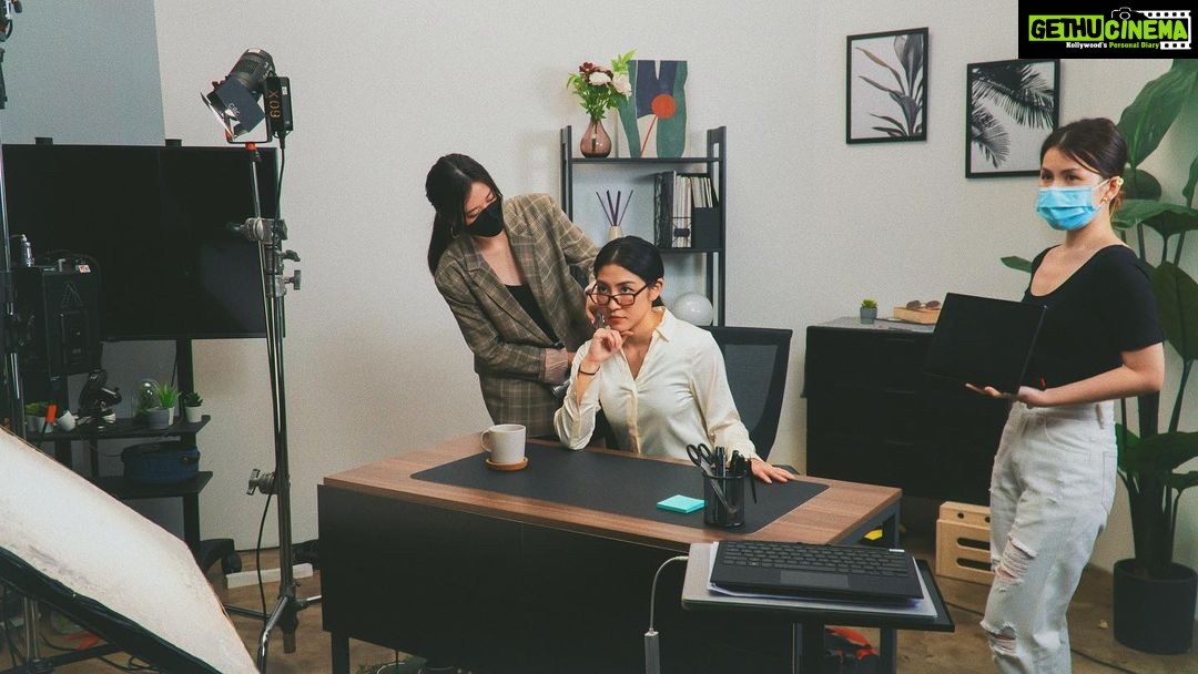 Narelle Kheng Instagram - The new @asusrogsg ROG Flow Z13 is versatile cause you can be in work mode or game mode, but nowhere near as versatile as me cause these are just 2 of the 1647.5 other voices in my head. or 0.00121396% of my full functionality, while 100% of the ROG Flow Z13 capabilities. I know its not a competition, but #justsaying #ROGFlowZ13 #MoreThanJustGaming