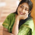 Navya Nair Instagram - പ്രണയം പുഴപോലെയാണ് തിരിച്ചു ഒഴുകാൻ കഴിയില്ല, ഒഴുക്കിന്റെ വേഗതയും ഗതി വിഗതികളും കാലാവസ്ഥയ്ക്കും കാലത്തിനും അനുസരിച്ചും ആയിരിക്കും... ചില കാലത്തു അത് കുത്തിയൊഴുകി ഒഴുകും ചിലപ്പോൾ സർവ്വതും നശിപ്പിക്കുന്ന പ്രളയമായി മാറും... കടുത്ത വേനലിൽ വറ്റി വരണ്ടു നെഞ്ചു പിളർന്ന തരിശ് മണ്ണായി മാറും... മറ്റൊരു ഇടവപ്പാതിയിൽ മുറിവുകൾ തുന്നിച്ചേർത്തു സജലമായി മാറും..!! ഇതിനിടയിൽ പരിഭവങ്ങളും സങ്കടങ്ങളുമൊക്ക ഉണ്ടാകും പക്ഷെ നമ്മളൊരിക്കലും പുഴ അല്ല അത്, വെറും നീർച്ചാലെന്ന് വിളിക്കാറില്ല!! ഒഴുകി ഒഴുകി സമുദ്രത്തിന്റെ വിശാലതയിലേക്കു എത്തുമ്പോഴും വീണ്ടും ഒഴുകാൻ അവിടെ പുഴ ഉണ്ടാകും എന്റെ പ്രണയത്തിന്റെ പുഴ !!!❤️ NN
