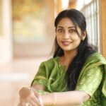 Navya Nair Instagram - പ്രണയം പുഴപോലെയാണ് തിരിച്ചു ഒഴുകാൻ കഴിയില്ല, ഒഴുക്കിന്റെ വേഗതയും ഗതി വിഗതികളും കാലാവസ്ഥയ്ക്കും കാലത്തിനും അനുസരിച്ചും ആയിരിക്കും... ചില കാലത്തു അത് കുത്തിയൊഴുകി ഒഴുകും ചിലപ്പോൾ സർവ്വതും നശിപ്പിക്കുന്ന പ്രളയമായി മാറും... കടുത്ത വേനലിൽ വറ്റി വരണ്ടു നെഞ്ചു പിളർന്ന തരിശ് മണ്ണായി മാറും... മറ്റൊരു ഇടവപ്പാതിയിൽ മുറിവുകൾ തുന്നിച്ചേർത്തു സജലമായി മാറും..!! ഇതിനിടയിൽ പരിഭവങ്ങളും സങ്കടങ്ങളുമൊക്ക ഉണ്ടാകും പക്ഷെ നമ്മളൊരിക്കലും പുഴ അല്ല അത്, വെറും നീർച്ചാലെന്ന് വിളിക്കാറില്ല!! ഒഴുകി ഒഴുകി സമുദ്രത്തിന്റെ വിശാലതയിലേക്കു എത്തുമ്പോഴും വീണ്ടും ഒഴുകാൻ അവിടെ പുഴ ഉണ്ടാകും എന്റെ പ്രണയത്തിന്റെ പുഴ !!!❤️ NN