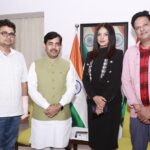 Neetu Chandra Instagram - It was an absolute pleasure to meet the honorable Industry Minister Syed Shahnawaz Hussain. Thank you for all your appreciation towards my Hollywood film #NeverBackDownRevolt and your kind words Sir 🙏 I Appreciate it. I will keep doing my best🙂 Jai Hind! Jai Bihar! 🙏 #SyedShahnawazHussain #biharkiladki #nituchandra
