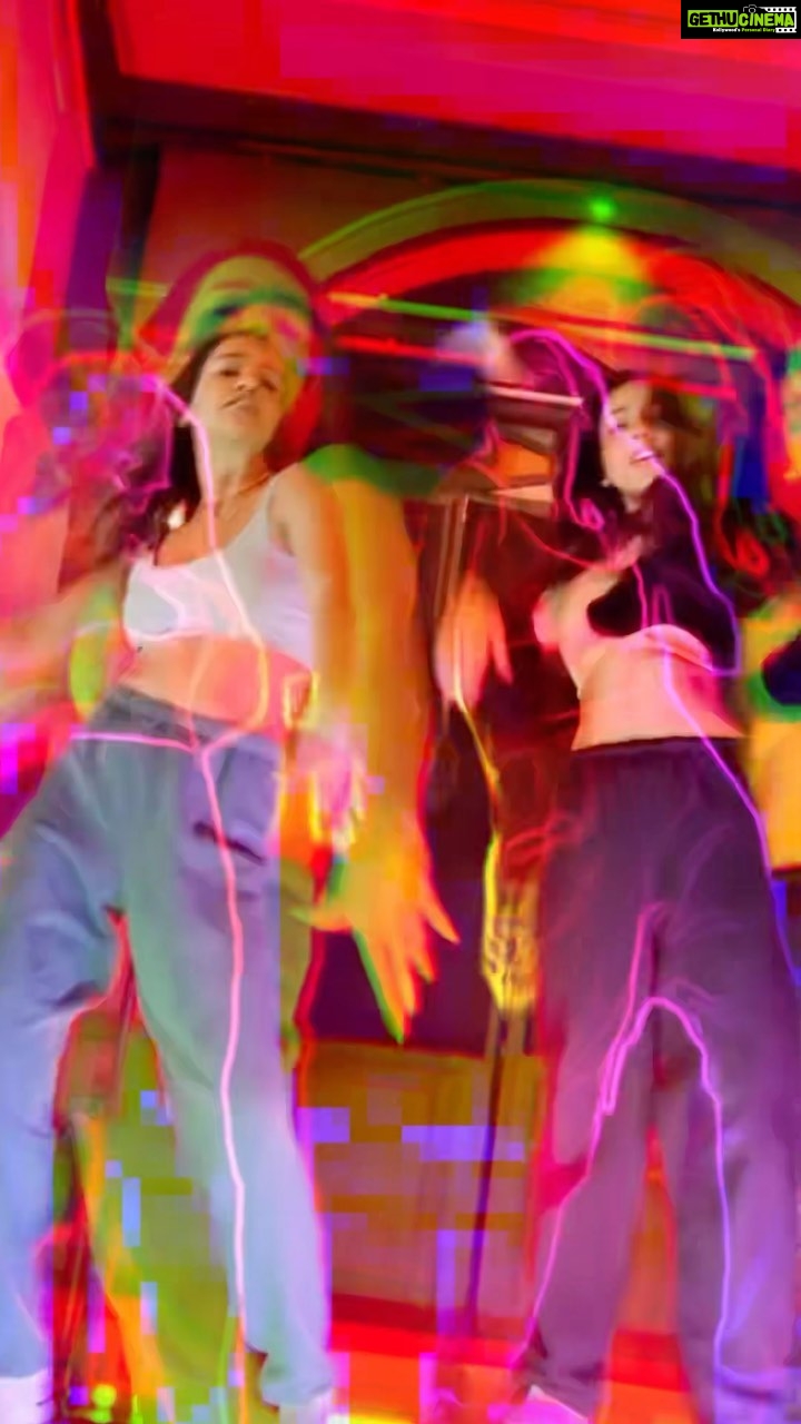 Neha Sharma Instagram - Grooving to #kudianlahorediyan with sissy @aishasharma25β¦.thank you for making the choreography super fun @abhishri.sen and doing this πππ« #reelitfeelit #reels #reelsinstagram #reelsvideo #nehasharma #aishasharma #sharmasisters Bandra Mitron