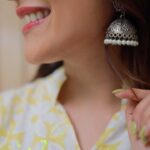 Nisha Agarwal Instagram - #GRWM wearing this super comfy silhouette from @theburntsoul for me summer is all about comfort which I get from breathing fabrics - for me pure cottons! Wearing @theburntsoul Earrings - an exhibition I don’t remember Ring @sangeetaboochra @shopnimai Juttis - from a store in Amritsar Bag @vipulshahbags 📸 @piyush_tanpure MUAH @khush.mua