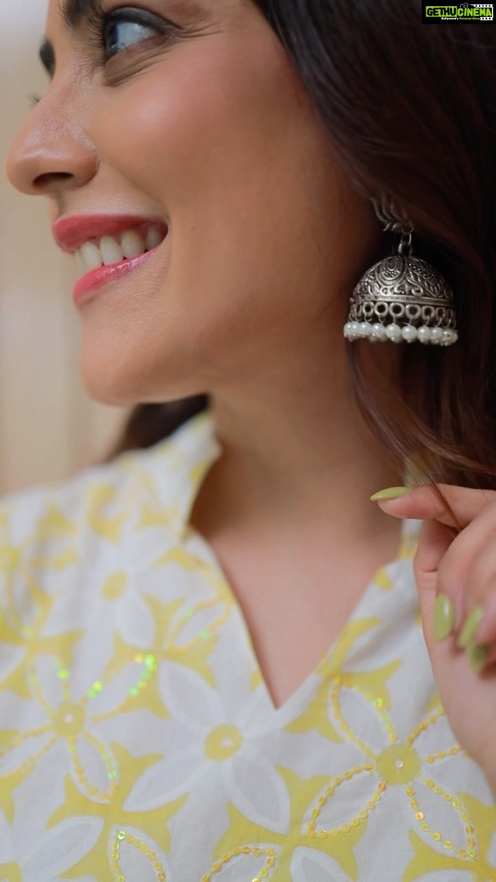 Nisha Agarwal Instagram - #GRWM wearing this super comfy silhouette from @theburntsoul for me summer is all about comfort which I get from breathing fabrics - for me pure cottons! Wearing @theburntsoul Earrings - an exhibition I don’t remember Ring @sangeetaboochra @shopnimai Juttis - from a store in Amritsar Bag @vipulshahbags 📸 @piyush_tanpure MUAH @khush.mua