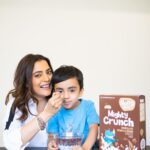 Nisha Agarwal Instagram – What’s the quickest breakfast option that all kids love? A simple bowl of cereal🥣
But how closely do we read the labels on our kids’ cereals? It can be hard to avoid the junk, especially refined flour
and sugar.I go through the back of cereal boxes very carefully before I bring any back home for my son.I always
look out for cereals that take the effort to replace junk with yummy and wholesome ingredients. @slurrpfarm ‘s Chocolate Millet Cereal is now my son’s favourite – not just for breakfast but midday snack as well! I like that they
use millets and jaggery only, two things I know are healthy for my child. Breakfasts made with the
#ZeroJunkPromise, served every morning!
#slurrpfarm #madeby2mothers #zerojunkpromise #nomaida #norefinedsugar #notransfat #saynotojunk
#letsunjunkindia #yawyesf #eatrealfood #Collab