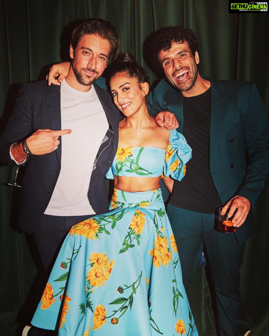 Pallavi Sharda Instagram - On pose et puis on rit 💃🏽