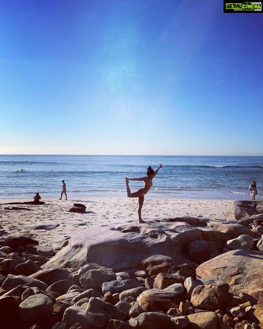 Pallavi Sharda Instagram - When mama comes to town and catches her little dancer down at the beach doing her thing 🏖 💙 PS. Sometimes yoga is better when I don’t have to hear a chorus of mispronounced Naaaamaaaaastaaayysss…. ….Nah, Ima a goooooo.