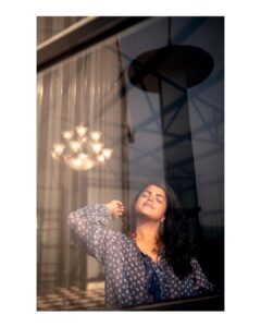 Pooja Devariya Instagram - ✨🎶🎹💃🏽🎬🎙

📸 @sumanthshetty_