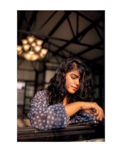 Pooja Devariya Instagram - ✨🎶🎹💃🏽🎬🎙

📸 @sumanthshetty_