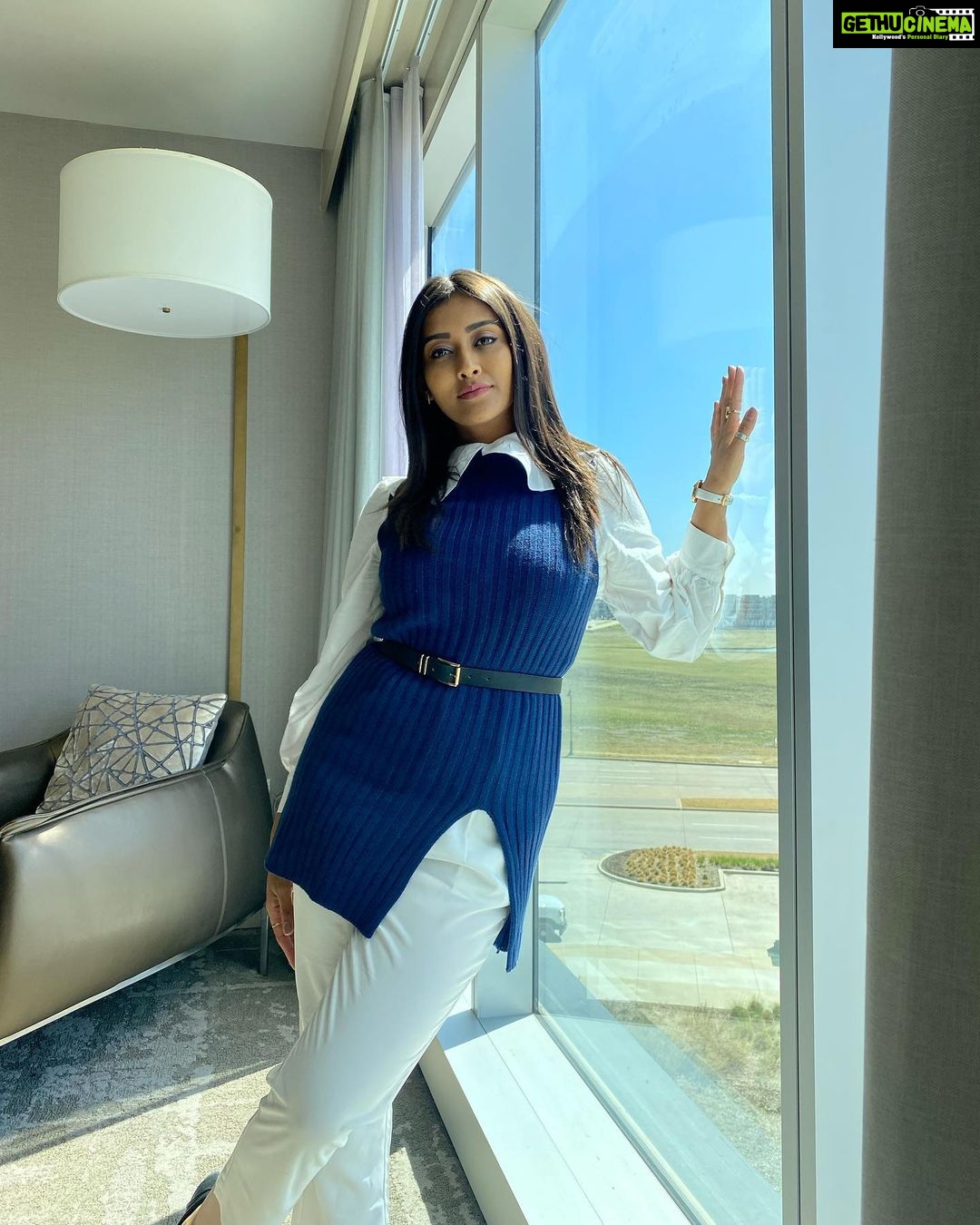 Pooja Jhaveri Instagram - I love the sun in my hair; But oh this winter clothes ! Cannot wait for it to be summer here Sipping cold coffee and hitting open roads ! For them who think fashion ain’t great here, Come walk here with that fashionable rug and no winter gear ! For you walking in trends by others is fashion; But adorning that warm jacket, over the ghaghara is the “passion for fashion “ ! If for ethnic, Asia swears by Western is to the NRI ! It’s not the east or the west that brings the best…. Styling and fashion is about being comfortable and still being better than the rest ! ✌🏻 #dietsabya - #poojawrites . . . #nrifashion #dietsabyaception #sabyasachi #westernfashion #nri #fashioninusa #usfashion #comfortclothes #desigdner #winterwear #summer #summertime #usa #alwaysandforever #nrifashion #fashioninindia #nriindians #nri #nriinnewyork Dallas, Texas
