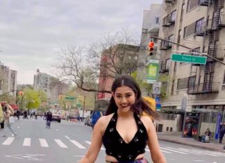 Pooja Jhaveri Instagram - Just taking a stroll, in @sajdabysuman MUAH : @sanjana_makeupworks Shot by : @theshipradiaries and @satanssj Managed by @hetall_patell @theshipradiaries . . . #newyorkthings #nyc #streetwalk #streetstyle #indianwear #indianoutfits #dressup #newyorkfashion #newyorkfashionweek #justnewyorkthings #newyorklife #nyclive #nycmodel #southasian #fashion #southasianfashion #desi #desiinnewyork #desiinusa #desiinfluencer