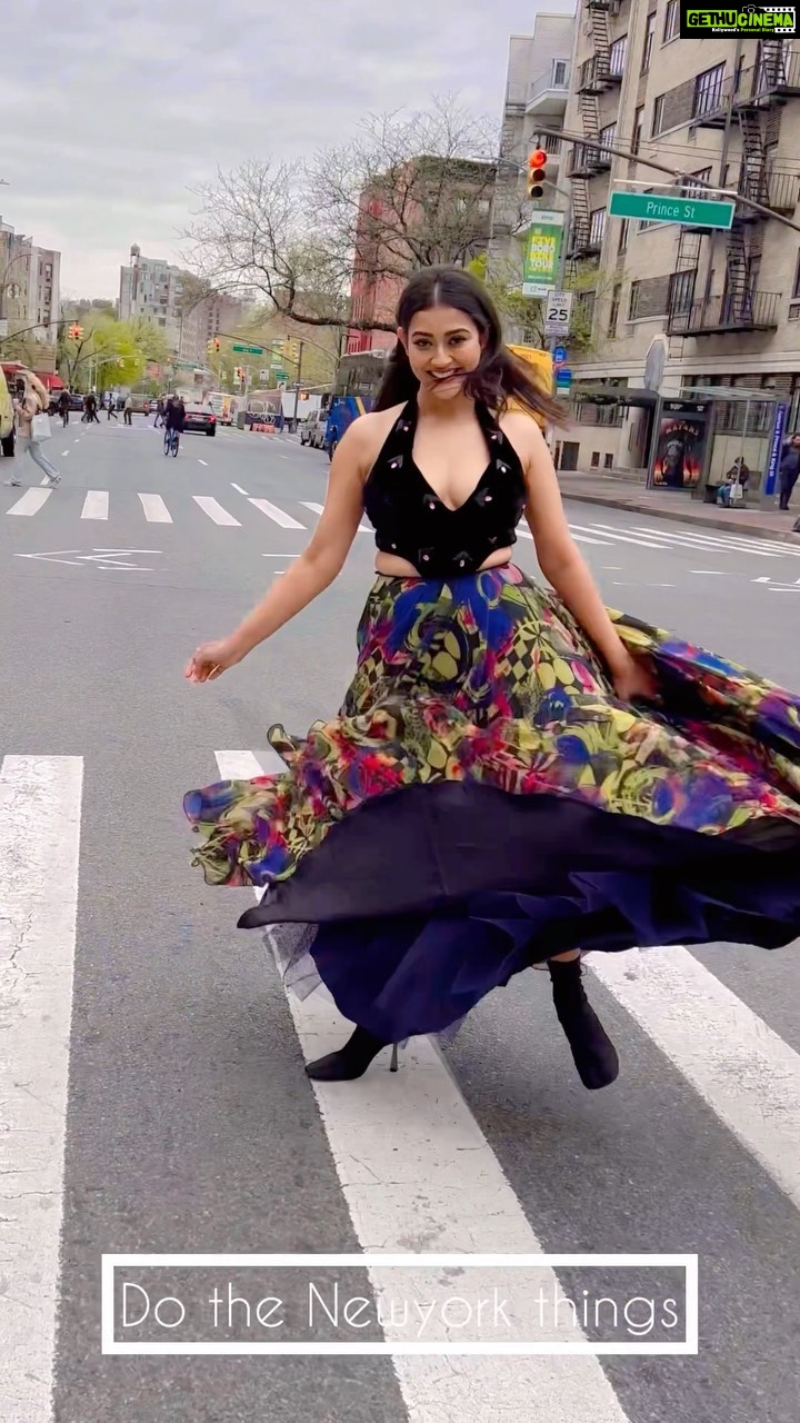 Pooja Jhaveri Instagram - Just taking a stroll, in @sajdabysuman MUAH : @sanjana_makeupworks Shot by : @theshipradiaries and @satanssj Managed by @hetall_patell @theshipradiaries . . . #newyorkthings #nyc #streetwalk #streetstyle #indianwear #indianoutfits #dressup #newyorkfashion #newyorkfashionweek #justnewyorkthings #newyorklife #nyclive #nycmodel #southasian #fashion #southasianfashion #desi #desiinnewyork #desiinusa #desiinfluencer