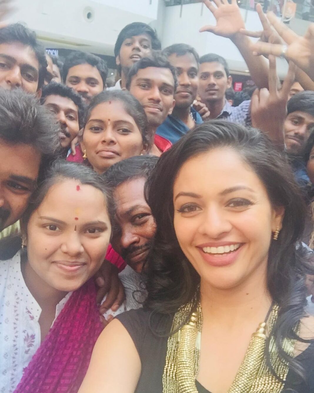 Pooja Kumar Instagram - #throwbacktuesday when my film released and people were so excited! I’m so blessed and lucky that all of you have liked the work we as actors try to do! Thank you thank you and sending love to all!! #india #america #actor #actress #tamil #telugu #hindi #movies