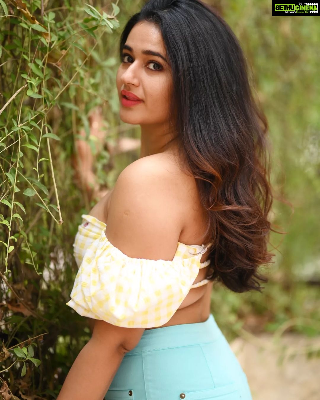 Poonam Bajwa Instagram - Mornings 🌞 📸@unique_amit212 💄✨@hairstylebynisha