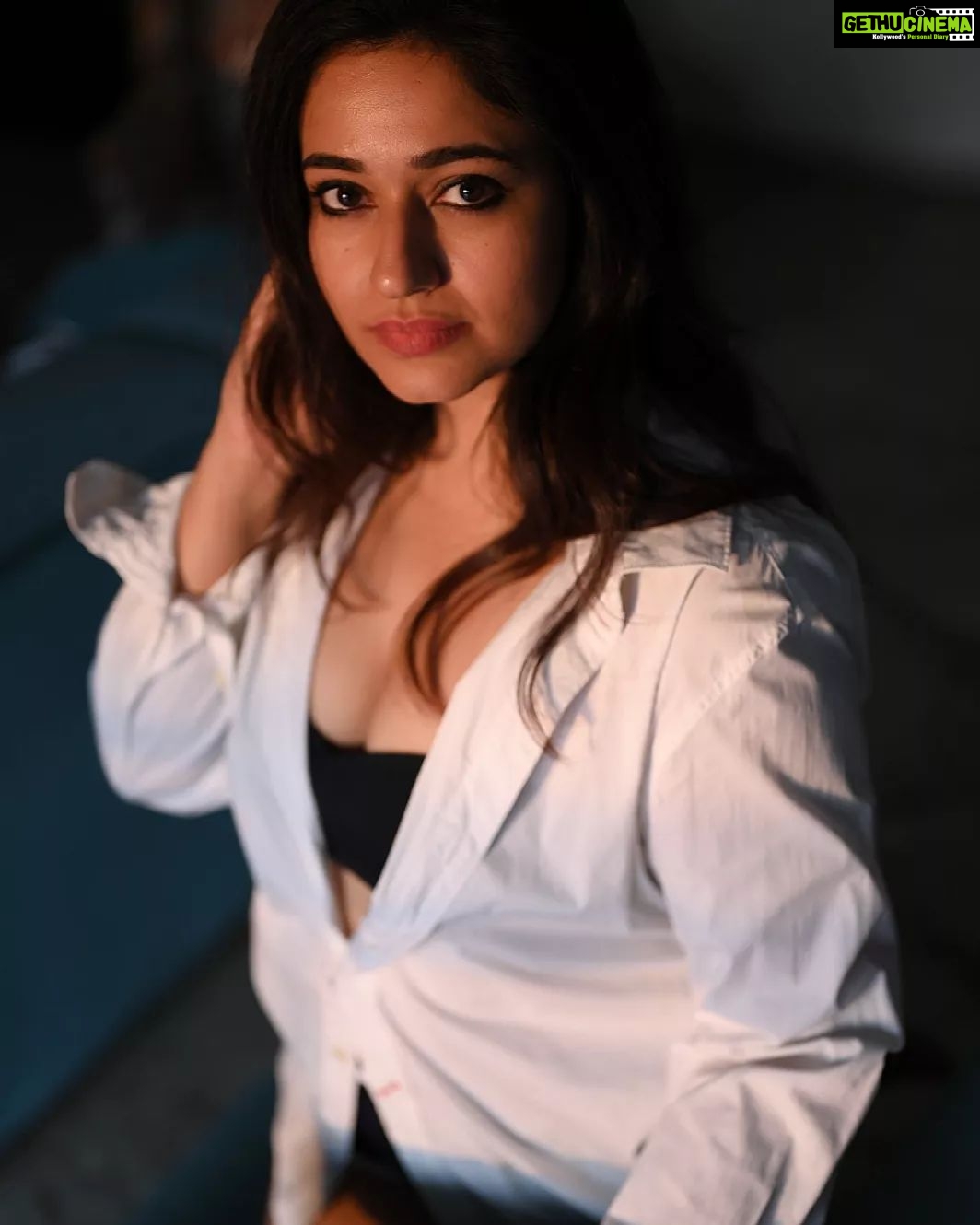 Poonam Bajwa Instagram - 🖤I spy with my little eye... something starting with U!🖤 📸@unique_amit212 💄@hairstylebynisha