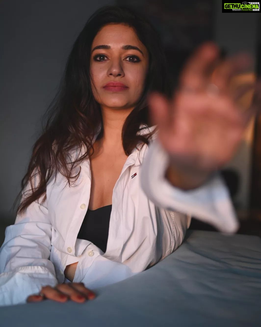 Poonam Bajwa Instagram - 🖤I spy with my little eye... something starting with U!🖤 📸@unique_amit212 💄@hairstylebynisha
