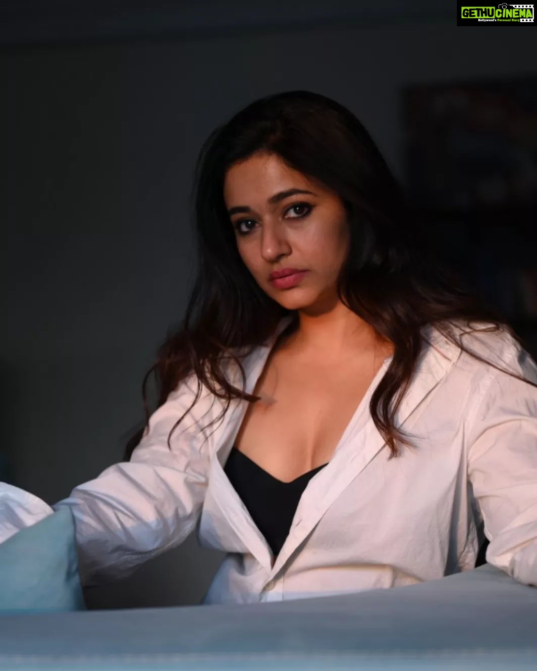 Poonam Bajwa Instagram - 🖤I spy with my little eye... something starting with U!🖤 📸@unique_amit212 💄@hairstylebynisha