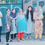 Poonam Kaur Instagram - With family of pashmina weavers in #Kashmir #pashmina @vivektankhaofficial