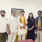 Poonam Kaur Instagram - Team #zerogstforhandlooms with most humble #manojtiwari ji . Discussed various aspects . Hoping and praying for resolving imp issues . #omnamahshivaya #venkannacheneta Garu The warangal #dari got a permenant fix at his office space -Kashmiri house 🏠 💕 @ourweavershouse #pklove