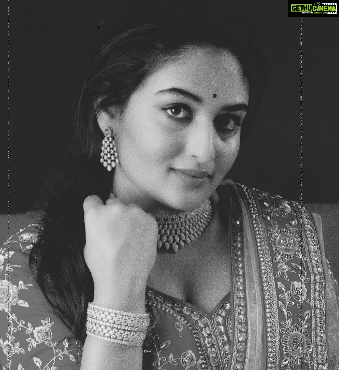 Prayaga Martin Instagram - Here to stay in your mind. @poojastudioskochi x @gheevarghese 🎞 @fatiz_official @urvasi_ernakulam @juli_julian_makeupartist Pooja Studios
