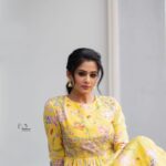 Priyamani Instagram - Your attitude determines your colour ….mine is finding a ray of sunshine in everything ❤️❤️❤️❤️ Outfit .. @sushmareddyofficial Styling : @mehekshetty ❤️❤️ 📸: @v_capturesphotography MUH : @pradeep_makeup @shobhahawale #etv #dhee14dancingicon #yellowlove💛