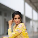 Priyamani Instagram - Your attitude determines your colour ….mine is finding a ray of sunshine in everything ❤️❤️❤️❤️ Outfit .. @sushmareddyofficial Styling : @mehekshetty ❤️❤️ 📸: @v_capturesphotography MUH : @pradeep_makeup @shobhahawale #etv #dhee14dancingicon #yellowlove💛