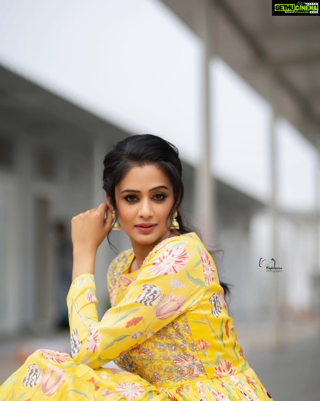 Priyamani Instagram - Your attitude determines your colour ….mine is finding a ray of sunshine in everything ❤️❤️❤️❤️ Outfit .. @sushmareddyofficial Styling : @mehekshetty ❤️❤️ 📸: @v_capturesphotography MUH : @pradeep_makeup @shobhahawale #etv #dhee14dancingicon #yellowlove💛