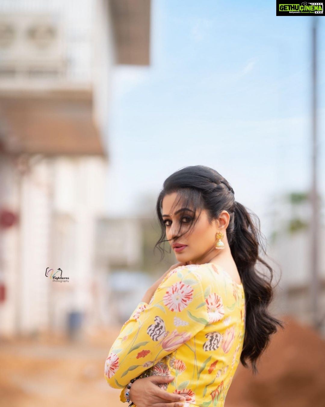 Priyamani Instagram - Your attitude determines your colour ….mine is finding a ray of sunshine in everything ❤️❤️❤️❤️ Outfit .. @sushmareddyofficial Styling : @mehekshetty ❤️❤️ 📸: @v_capturesphotography MUH : @pradeep_makeup @shobhahawale #etv #dhee14dancingicon #yellowlove💛
