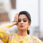 Priyamani Instagram - Your attitude determines your colour ….mine is finding a ray of sunshine in everything ❤️❤️❤️❤️ Outfit .. @sushmareddyofficial Styling : @mehekshetty ❤️❤️ 📸: @v_capturesphotography MUH : @pradeep_makeup @shobhahawale #etv #dhee14dancingicon #yellowlove💛