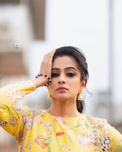 Priyamani Instagram - Your attitude determines your colour ….mine is finding a ray of sunshine in everything ❤️❤️❤️❤️ Outfit .. @sushmareddyofficial Styling : @mehekshetty ❤️❤️ 📸: @v_capturesphotography MUH : @pradeep_makeup @shobhahawale #etv #dhee14dancingicon #yellowlove💛
