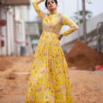 Priyamani Instagram - Your attitude determines your colour ….mine is finding a ray of sunshine in everything ❤️❤️❤️❤️ Outfit .. @sushmareddyofficial Styling : @mehekshetty ❤️❤️ 📸: @v_capturesphotography MUH : @pradeep_makeup @shobhahawale #etv #dhee14dancingicon #yellowlove💛