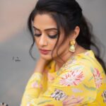 Priyamani Instagram - Your attitude determines your colour ….mine is finding a ray of sunshine in everything ❤️❤️❤️❤️ Outfit .. @sushmareddyofficial Styling : @mehekshetty ❤️❤️ 📸: @v_capturesphotography MUH : @pradeep_makeup @shobhahawale #etv #dhee14dancingicon #yellowlove💛