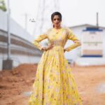 Priyamani Instagram – Your attitude determines your colour ….mine is finding a ray of sunshine in everything ❤️❤️❤️❤️
Outfit .. @sushmareddyofficial 
Styling : @mehekshetty ❤️❤️
📸: @v_capturesphotography 
MUH : @pradeep_makeup @shobhahawale 
#etv #dhee14dancingicon #yellowlove💛