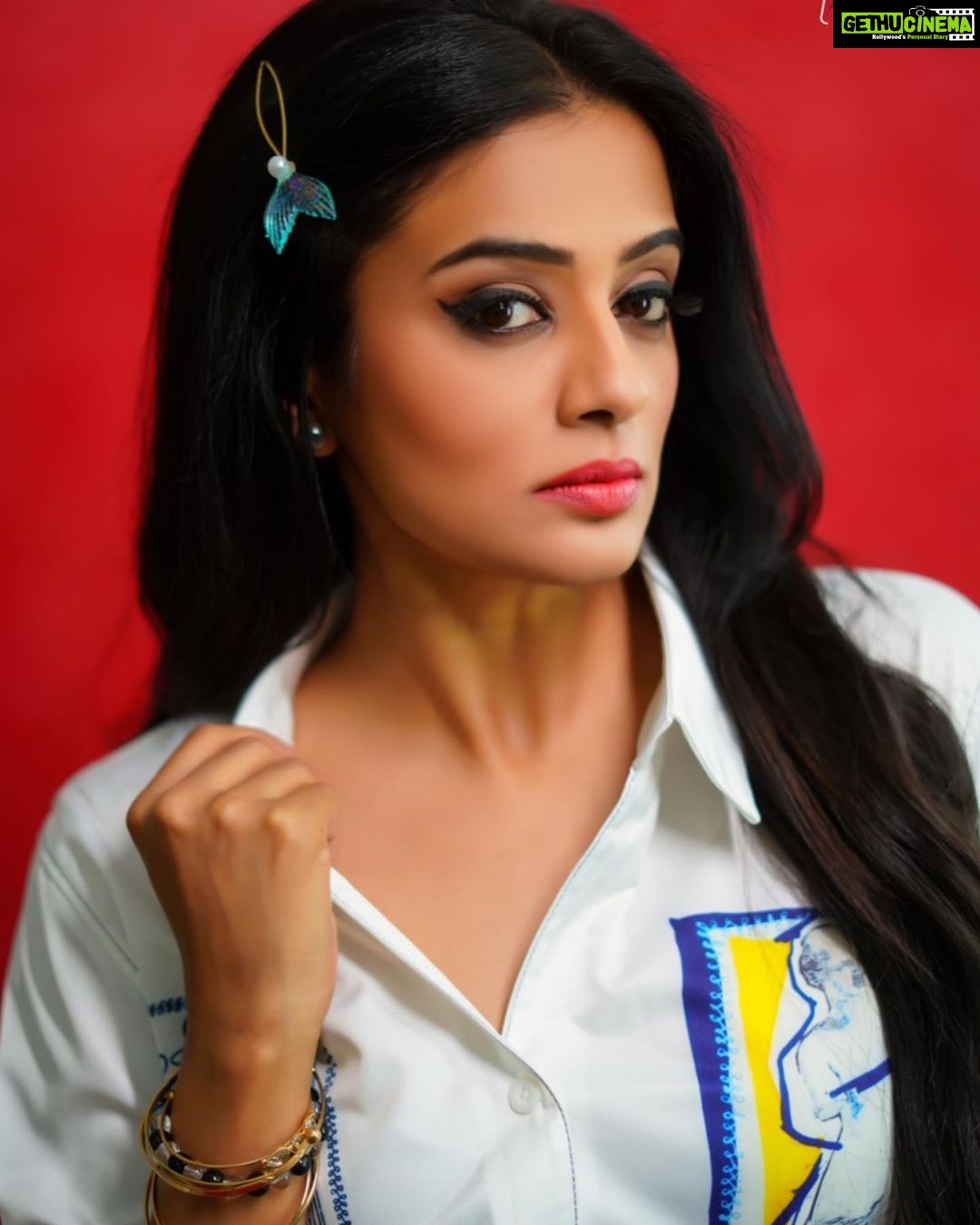 Priyamani Instagram - Appearances make impressions ….but it is the personality that makes an impact ❤️❤️❤️ Outfit : @pankhclothing Styling : @mehekshetty ❤️ 📸 : @v_capturesphotography MUH : @pradeep_makeup @shobhahawale #etv #dhee14dancingicon #lovemyjob #lovemycurls