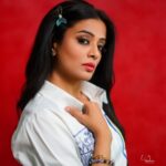 Priyamani Instagram - Appearances make impressions ….but it is the personality that makes an impact ❤️❤️❤️ Outfit : @pankhclothing Styling : @mehekshetty ❤️ 📸 : @v_capturesphotography MUH : @pradeep_makeup @shobhahawale #etv #dhee14dancingicon #lovemyjob #lovemycurls
