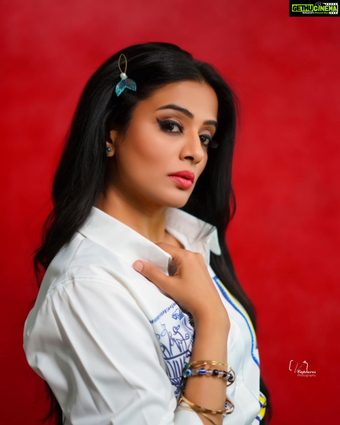 Priyamani Instagram - Appearances make impressions ….but it is the personality that makes an impact ❤️❤️❤️ Outfit : @pankhclothing Styling : @mehekshetty ❤️ 📸 : @v_capturesphotography MUH : @pradeep_makeup @shobhahawale #etv #dhee14dancingicon #lovemyjob #lovemycurls