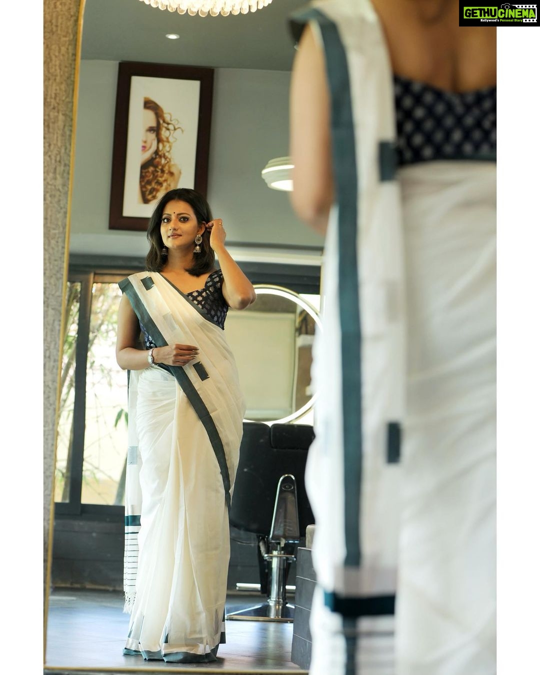Priyanka Nair Instagram - Photography - @shalupeyad Makeup and hairstyle - @fairsalon Saree - @kasavumall Blouse - @aanunobby #keralatraditionalwear#handloom#priyankanair
