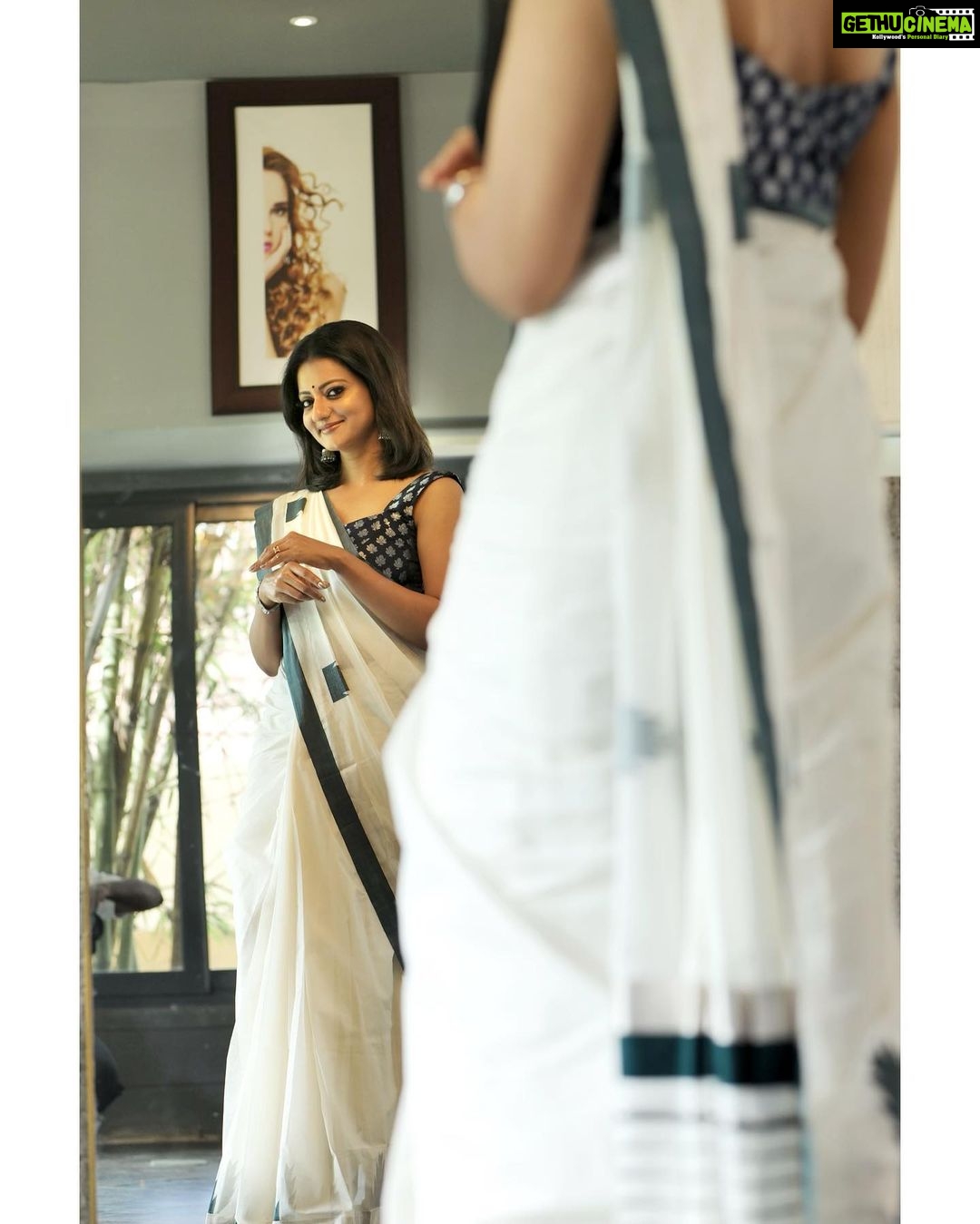 Priyanka Nair Instagram - Photography- @shalupeyad Makeup and hairstyle - @fairsalon Saree - @kasavumall Blouse - @aanunobby Assistant photographr- @shabna____sheraaf #photoshoot#keralaattire#priyankanair