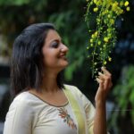 Priyanka Nair Instagram - വിഷു ആശംസകൾ 😍 Photography- @subhashkowdiar Makeup and hairstyle - @fairsalon Costume - @kerala_bygone_fashion #happyvishu #priyankanair#keralatraditional