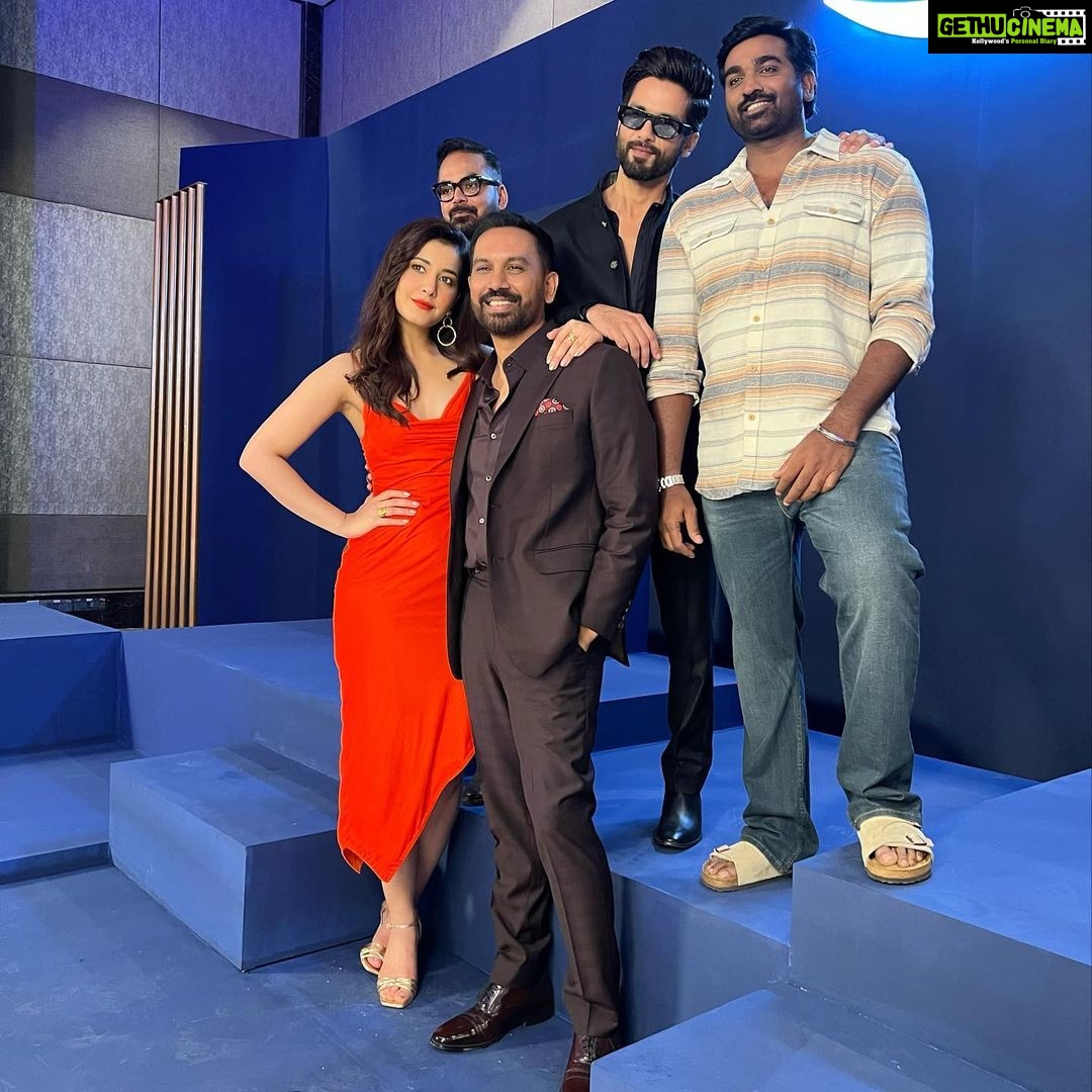 Raashi Khanna Instagram - #Farzi it is! ♥️ @shahidkapoor @rajanddk @actorvijaysethupathi ♥️
