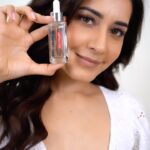 Raashi Khanna Instagram - Crazy shooting hours while being right at the center of the sun, the dust and everything else has resulted in my skin losing its moisture. I don't usually get time to indulge in a multi-step skincare routine. Thankfully, I recently started using the "No. 1 serum in the world" which is @lorealParis Hyaluronic Acid! It hydrates the skin deeply from the inside and reduces fine lines. And, the reason I'm actually surprised is because "IT DOES WHAT IT SAYS"! It is a must have for me now! Make sure you try it out too! #PowerofHA #raashiikhanna #collab