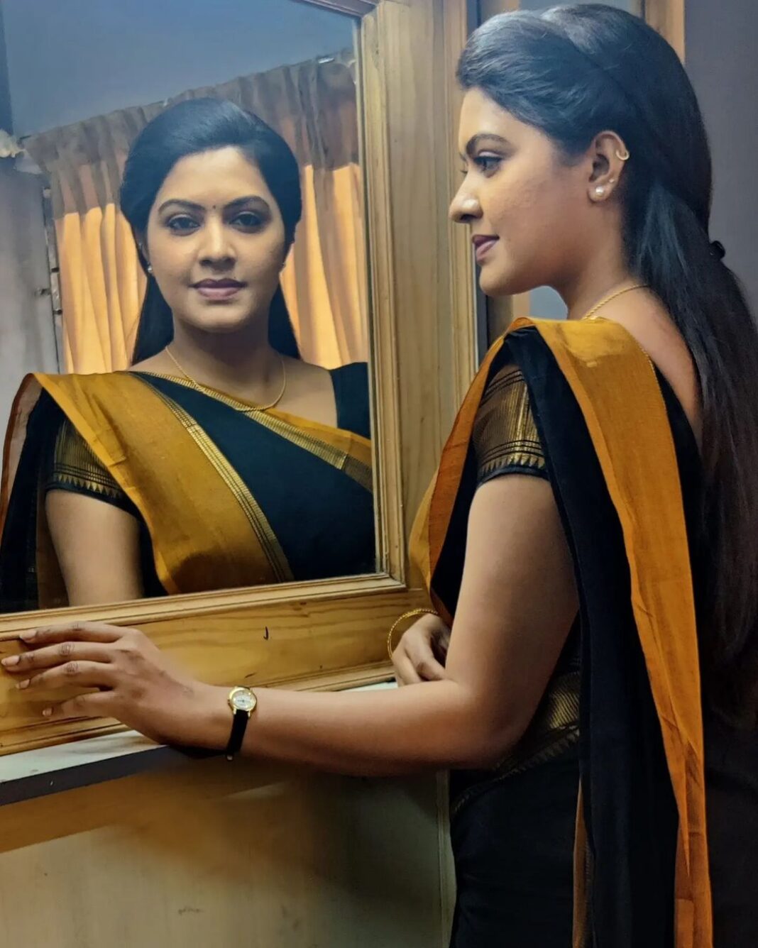 Rachitha Mahalakshmi Instagram - Seeing the Reflection of my soul...... 😇 : Happy mornings ☀️😍 : #idhusollamarandhakadhai Saree love @yaalaboutique 😍😍😍 : #supportwomenentrepreneurs🙋🏼💪🏻